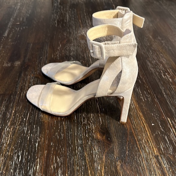 COPY - NWOB Vince Camuto Bevvyn Brushed Silver Metallic Heel - Picture 4 of 10